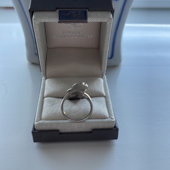 1.5” long silver & Mother of Pearl Vintage Ring - Picture 2 of 3